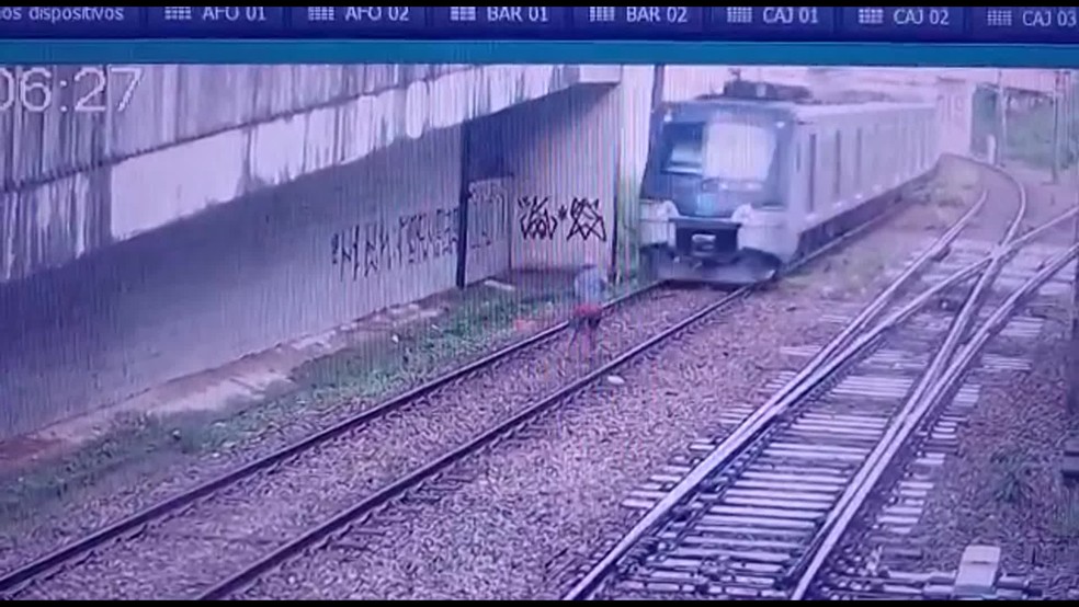 Homem quase é atropelado por trem ao caminhar por trilhos VÍDEO JH