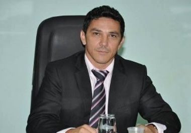 Ex-vereador é condenado por se apropriar de parte do salário de assessora Ex-vereador é condenado por se apropriar de parte do salário de assessora