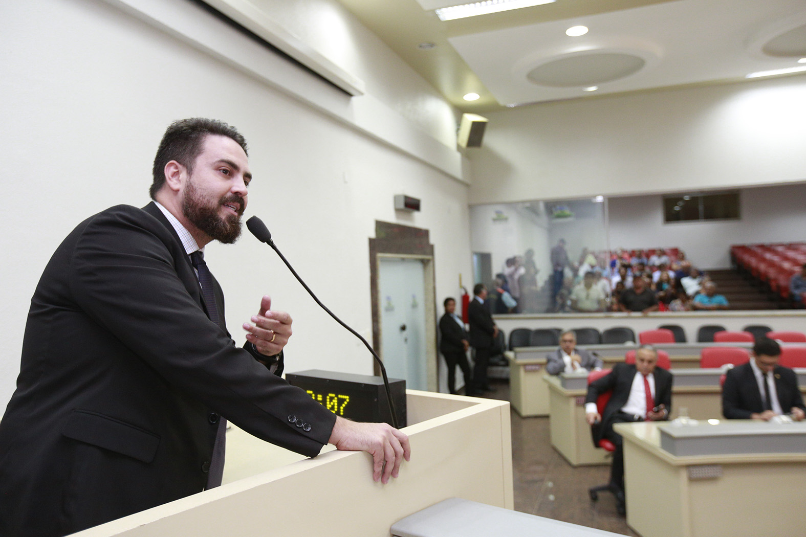 Léo Moraes critica decisão do TSE em extinguir zonas eleitorais