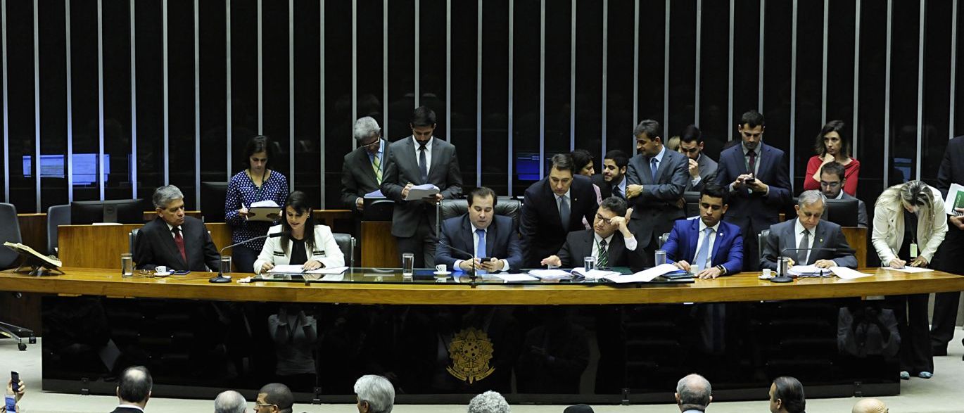 Câmara reinicia sessões e pode votar reformas da Previdência e política