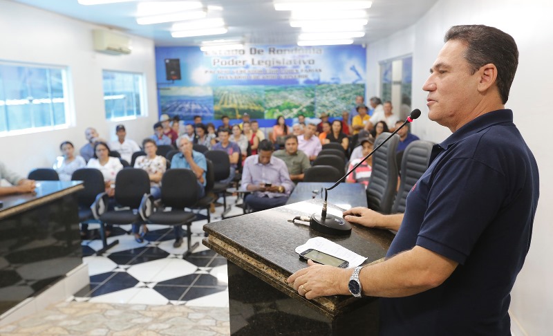 Em Mirante da Serra, Maurão recebe pedido de emenda para arquibancada em estádio municipal