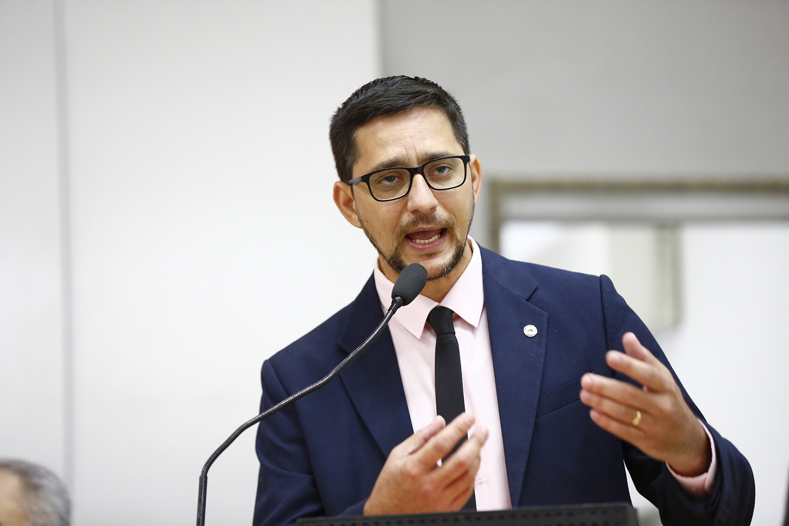 Anderson do Singeperon pede pagamento de gratificação de professores de Espigão do Oeste