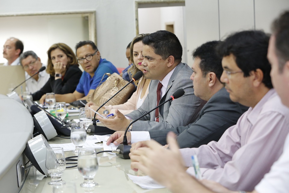 Já está em vigor a Lei 4.082 de 19 de junho de 2017, de autoria do deputado estadual Jesuíno Boabaid (PMN) que trata sobre a presença de um cirurgião dentista em Unidades de Tratamento Intensivo (UTIs) em hospitais privados no âmbito do Estado de Rondônia.Com a aprovação da Lei, fica obrigatória a presença de profissionais de odontologia, cirurgião dentista, na equipe multiprofissional hospitalar nas UTIs de todos os hospitais privados do Estado de Rondônia.O deputado Jesuíno comentou sobre a Lei vigente. “A presença do profissional melhora na qualidade de vida dos pacientes, reduzindo o risco de contrair infecções, reduzindo o tempo de internação e ainda diminuindo os custos hospitalares” finalizou.