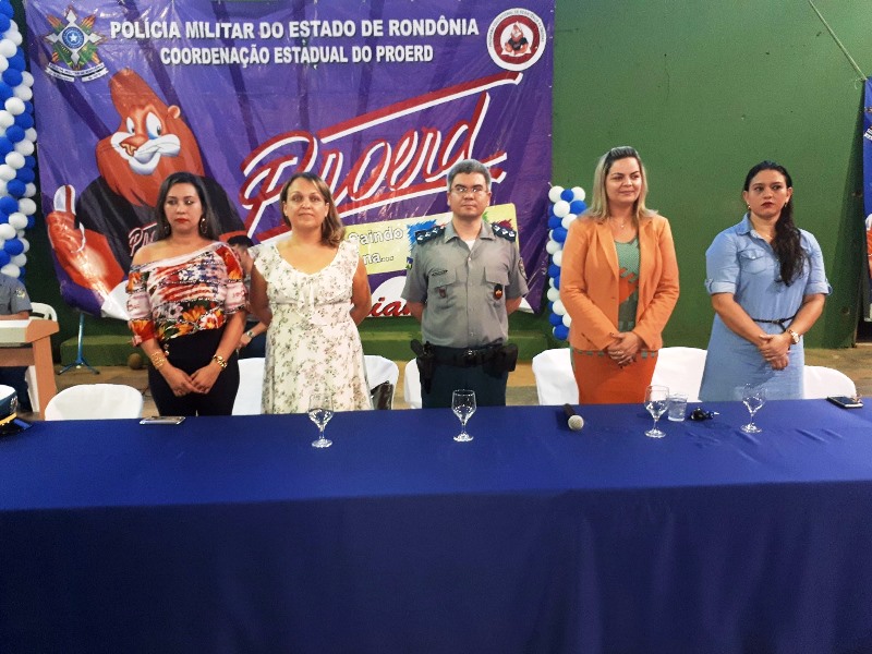 ESCOLA TANCREDO NEVES - Vereadora Ada Dantas participou de entrega de certificados do Proed