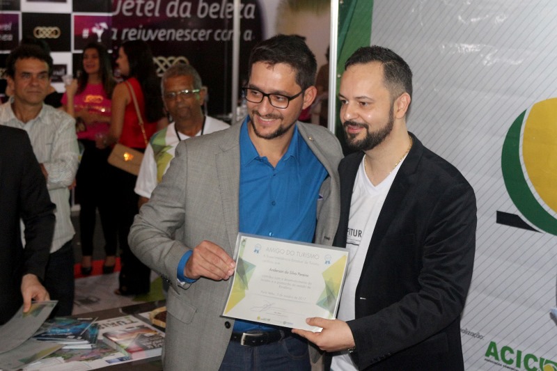 Anderson do Singeperon recebe diploma de Amigo do Turismo