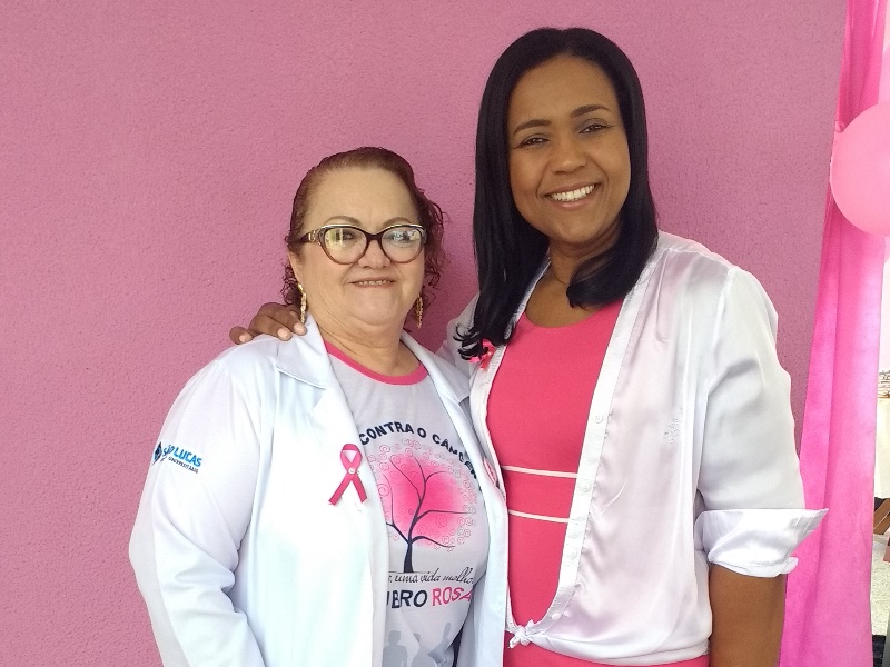 Joelna ao lado da doutora Claudete, no Centro de Referência