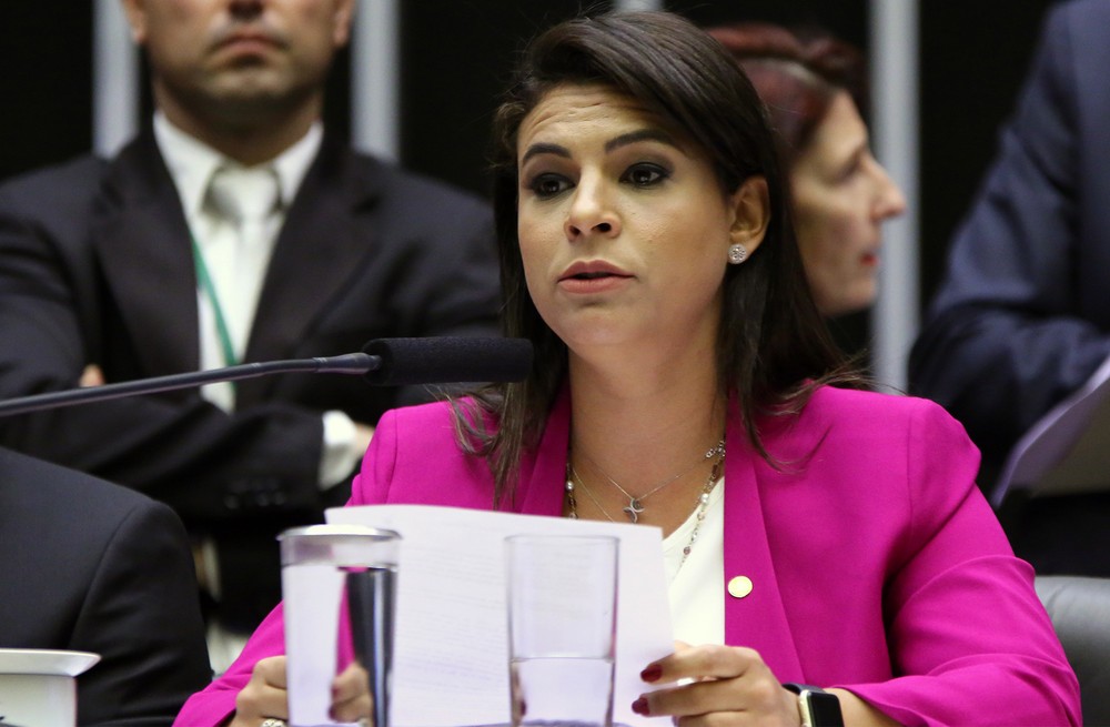 Mariana Carvalho lê relatorio sobre denuncia de Temer