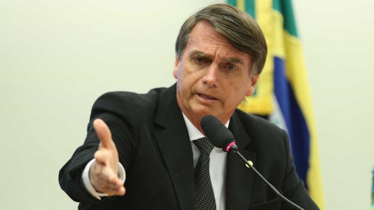 Bolsonaro suaviza discurso militar e exalta democracia