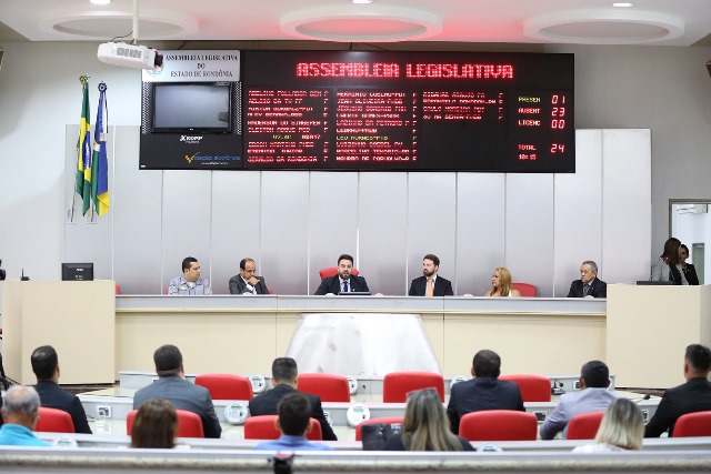 Léo Moraes entrega Votos de Louvor e medalhas de Mérito Legislativo