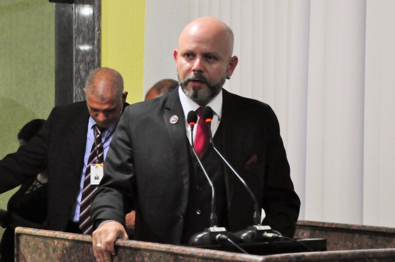 MARCO HISTÓRICO: Câmara homenageia educadores