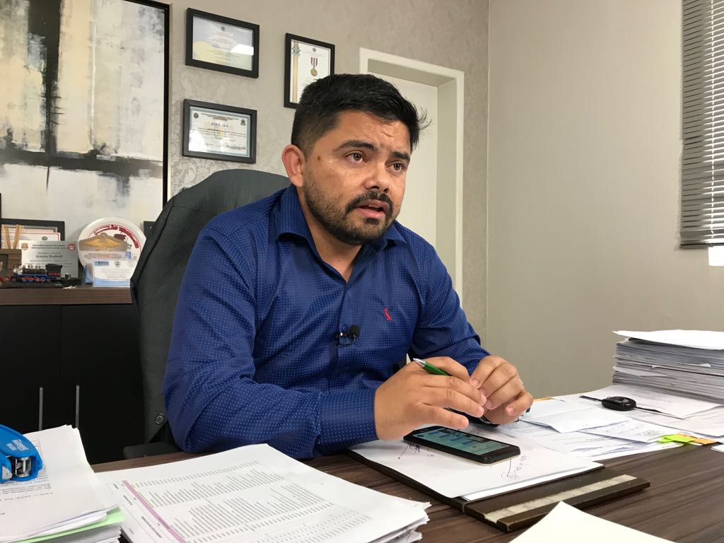 Deputado Jesuíno busca limpeza de terreno e reforma de passarela no Bairro Castanheira