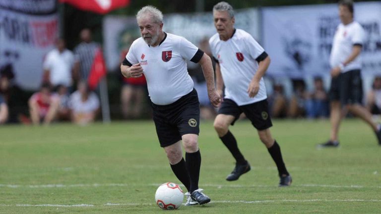 Lula e Chico jogam futebol em campo do MST em ato de desagravo