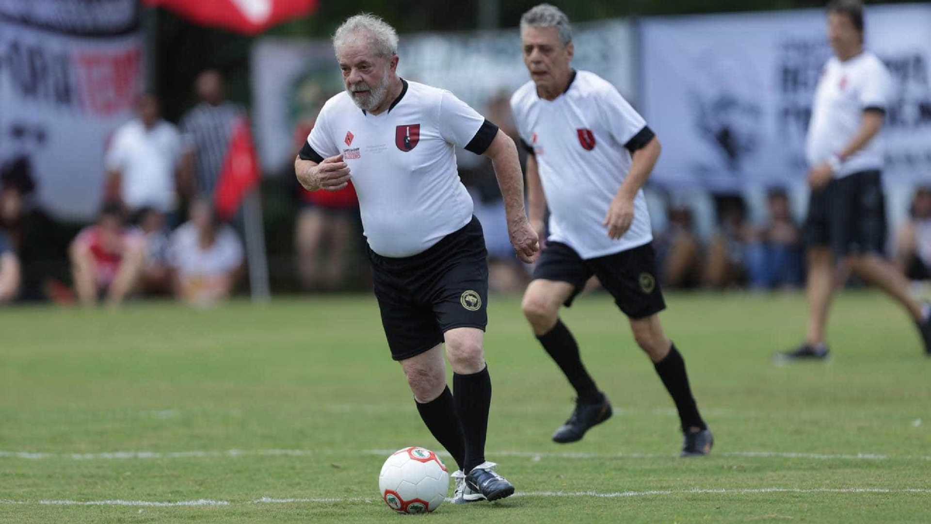 Lula e Chico jogam futebol em campo do MST em ato de desagravo