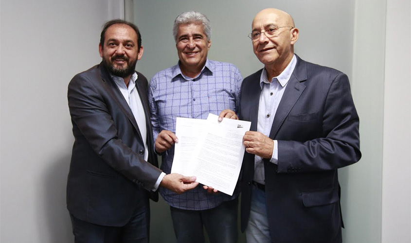 Laerte Gomes garante convênio para pavimentação de ruas em Alvorada do Oeste