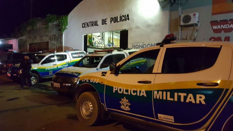Policial militar de folga é detido após atirar em via pública em dePolicial militar de folga é detido após atirar em via pública em desfile de Carnavalsfile de Carnaval