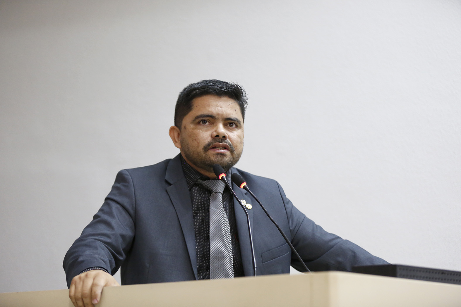 Deputado Jesuíno notifica autoridades para discutir o assunto fardamento da PM