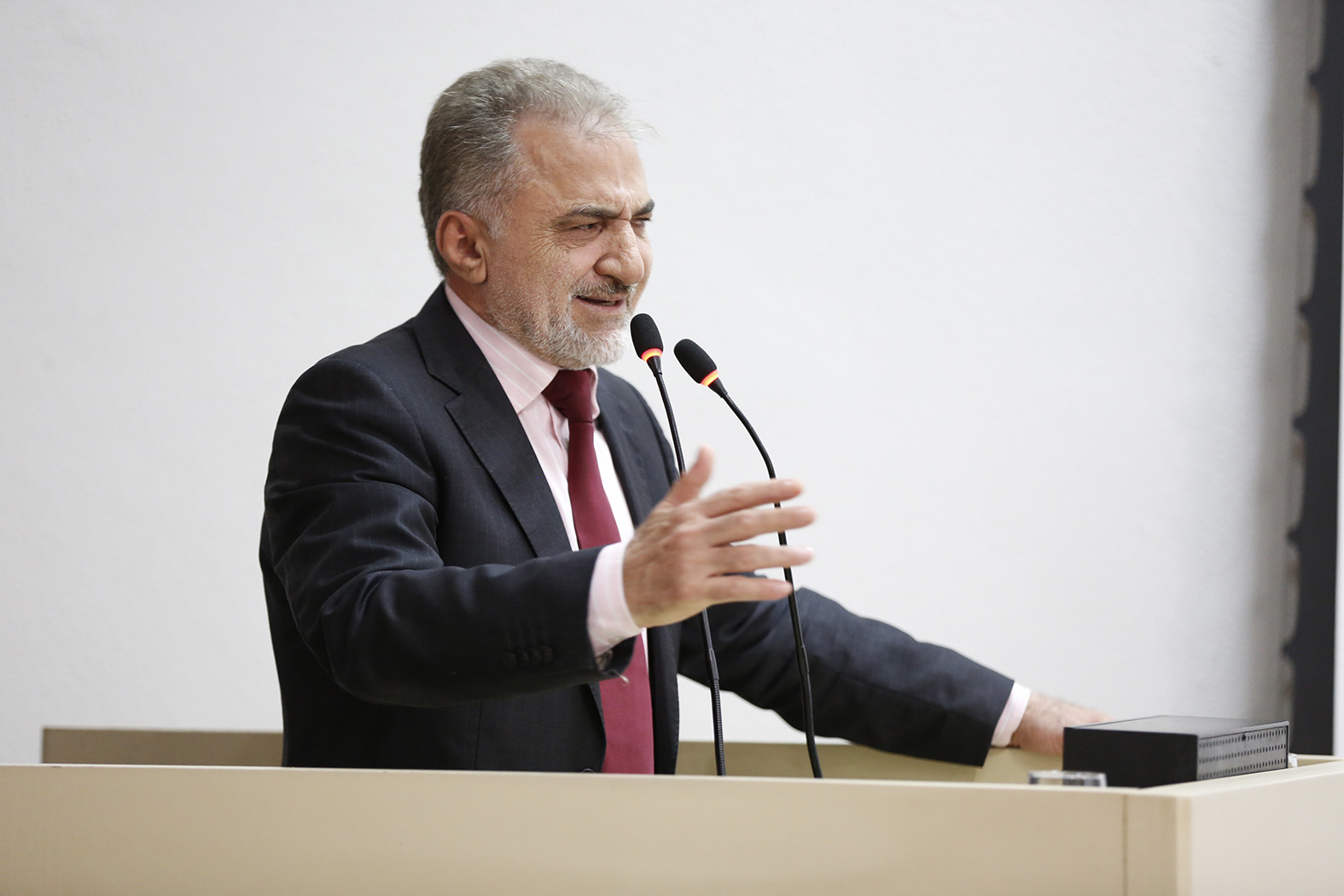 Hermínio Coelho cobra convocação de 300 remanescentes de concursos públicos