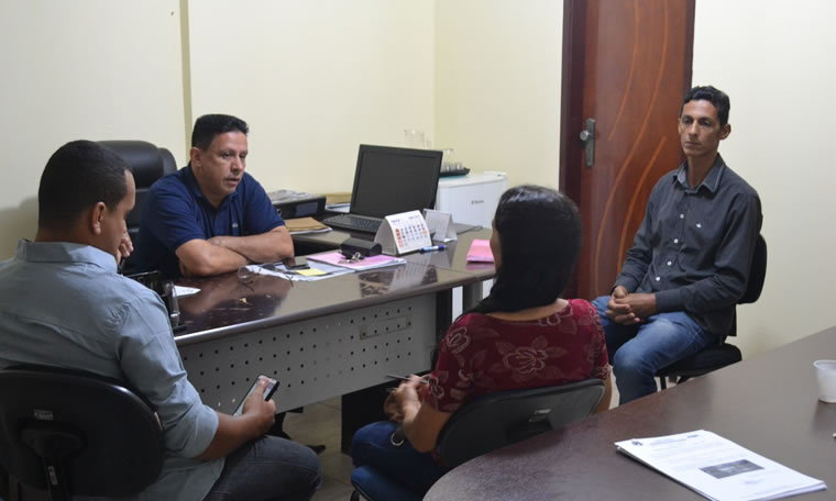 Edesio Fernandes apresenta ruas que receberão obras para presidentes de bairro