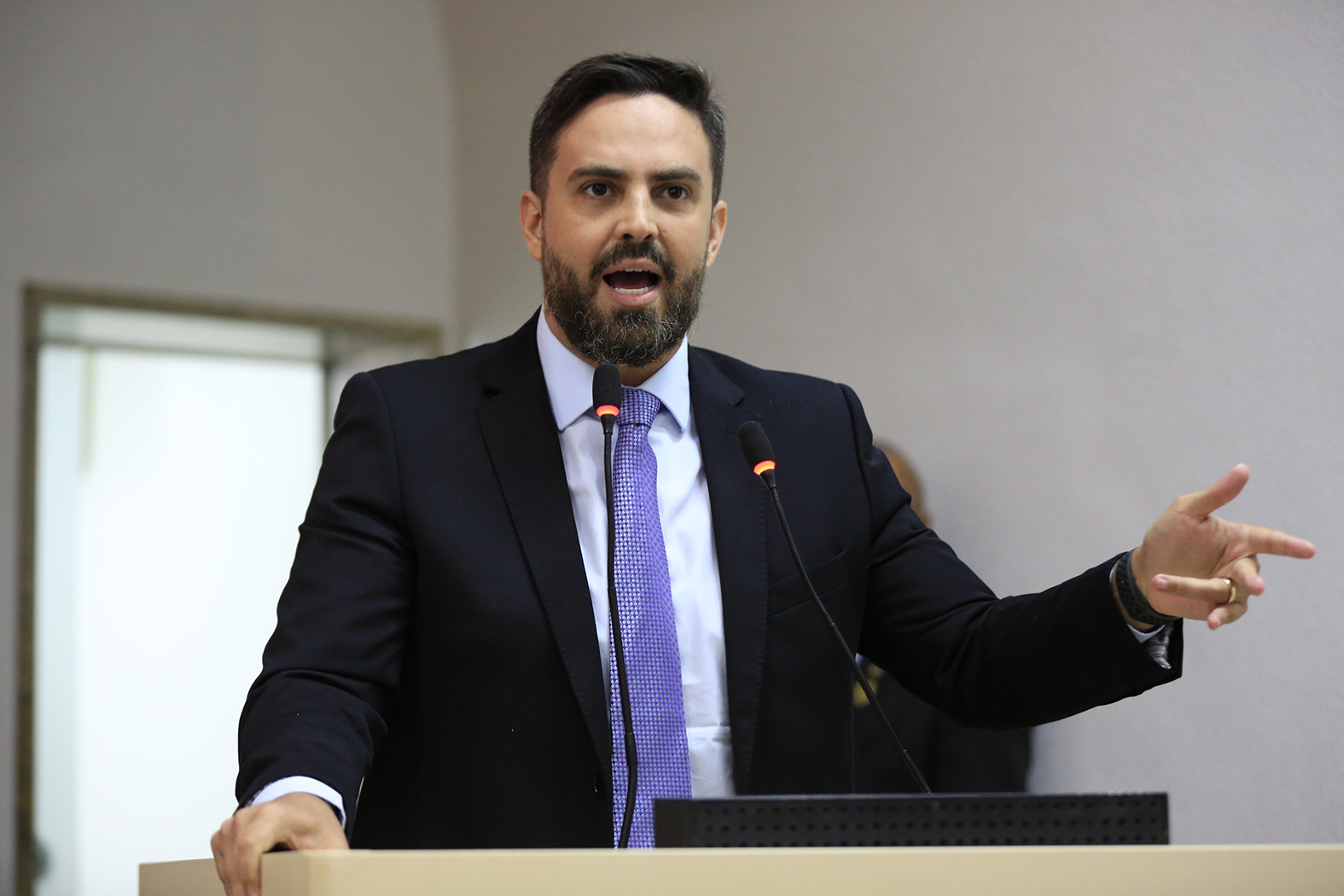 Deputado Léo Moraes destaca concurso e critica aprovação de projeto das OS