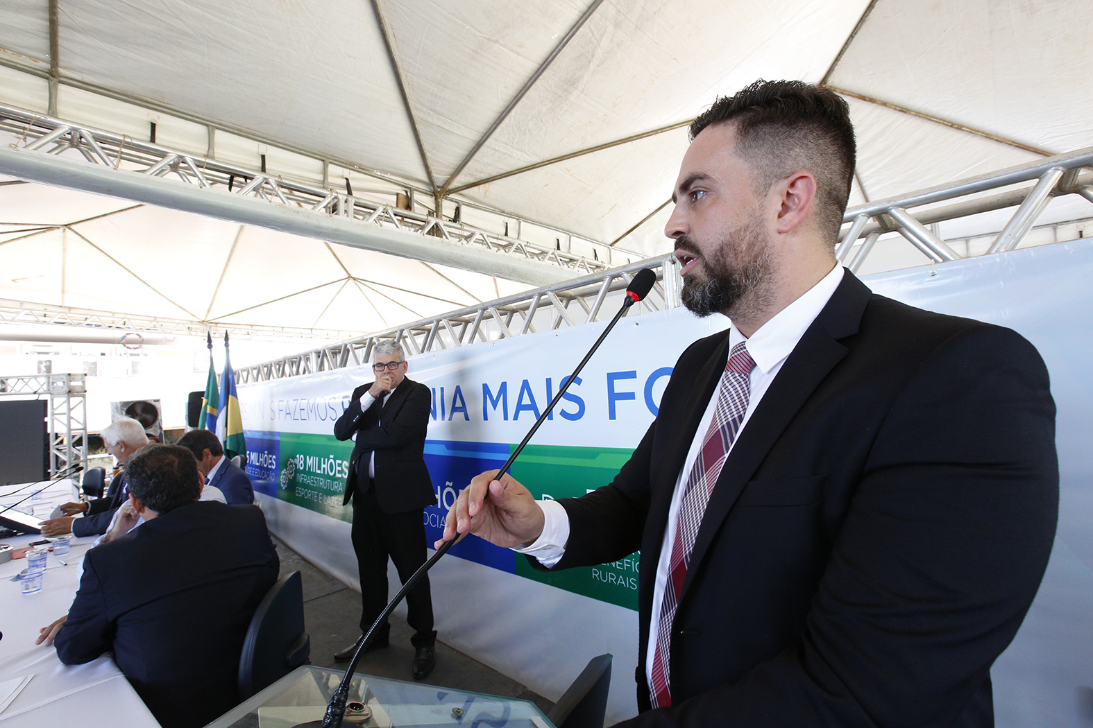 Deputado Léo Moraes salienta carga tributária brasileira e ineficiência do Estado