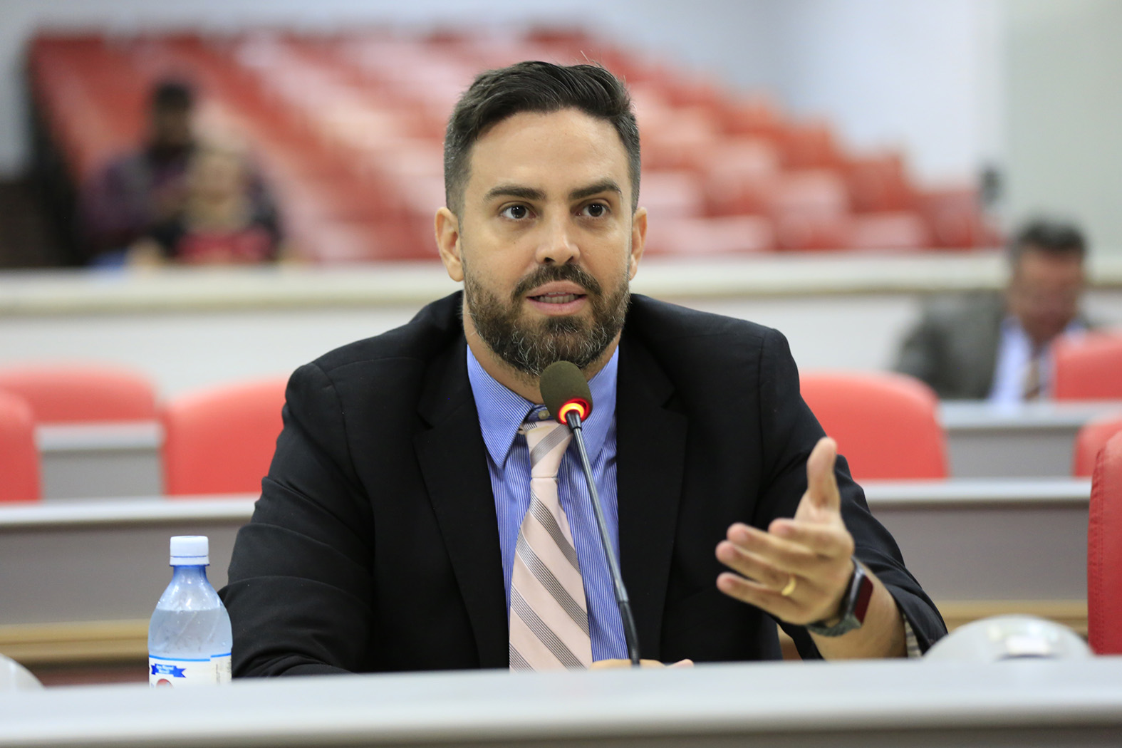 Léo Moraes propõe audiência pública para debater terceirização da saúde