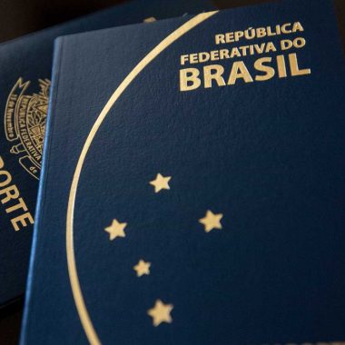 Casal cancela casamento após receber falsa oferta de trabalho no Canadá Casal cancela casamento após receber falsa oferta de trabalho no Canadá