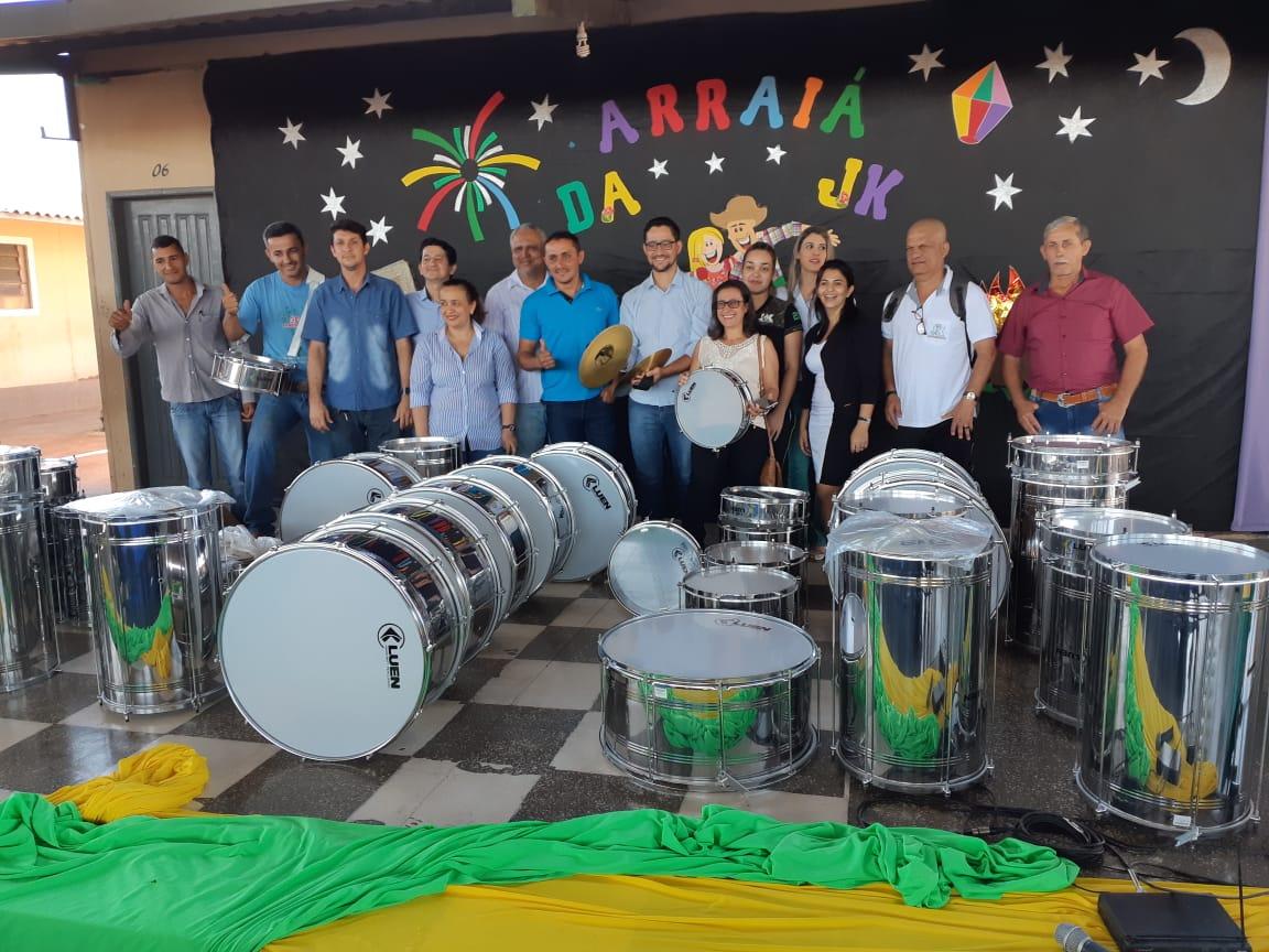 Deputado Anderson do Singeperon entrega instrumentos de fanfarra à Escola JK em Santa Luzia D’Oeste