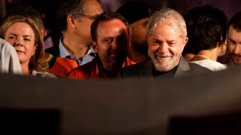 Desembargador manda soltar Lula da prisão ainda hoje