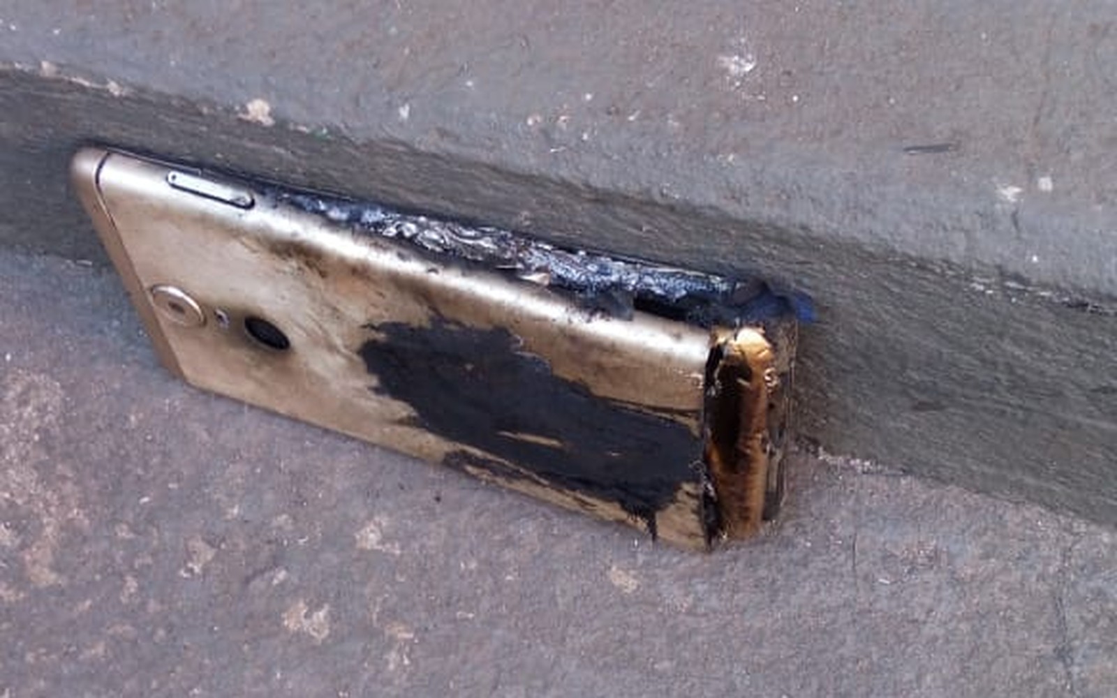 Enfermeiro tem queimadura na perna após celular explodir no bolso da calça
