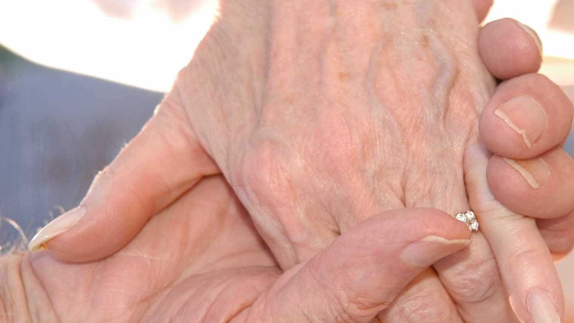 Idosa mata namorado a facadas em motel e comete suicídio, diz polícia