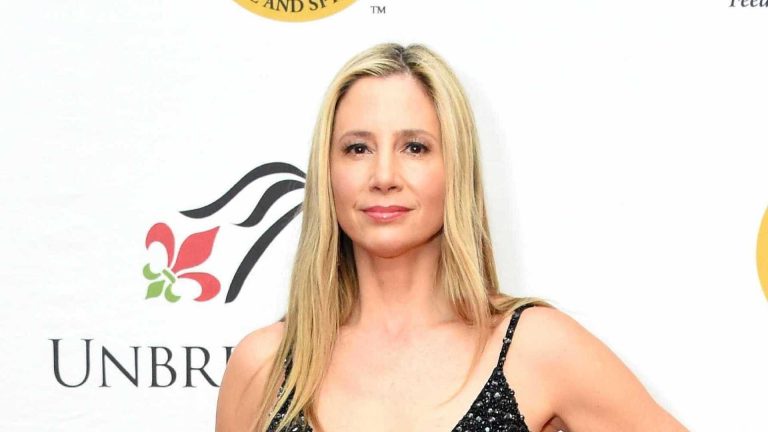 Mira Sorvino revela que foi amordaçada com preservativo por um diretor