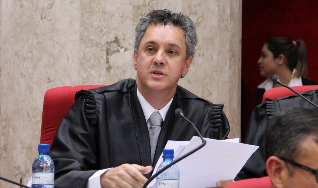 Relator da Lava Jato no TRF determina que Lula não deixe prisão Relator da Lava Jato no TRF determina que Lula não deixe prisão