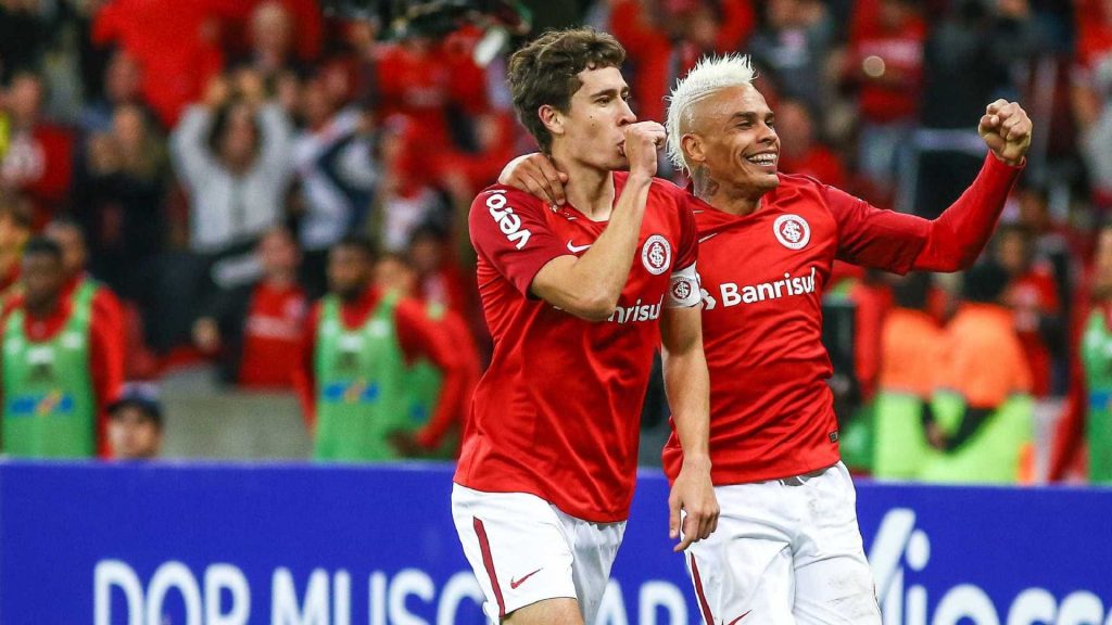 Inter bate o Flamengo e assume a liderança do Brasileiro Inter bate o Flamengo e assume a liderança do Brasileiro