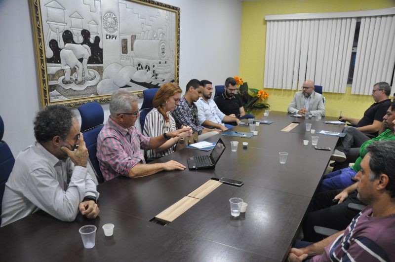 Aleks Palitot busca solução para transporte escolar da capital