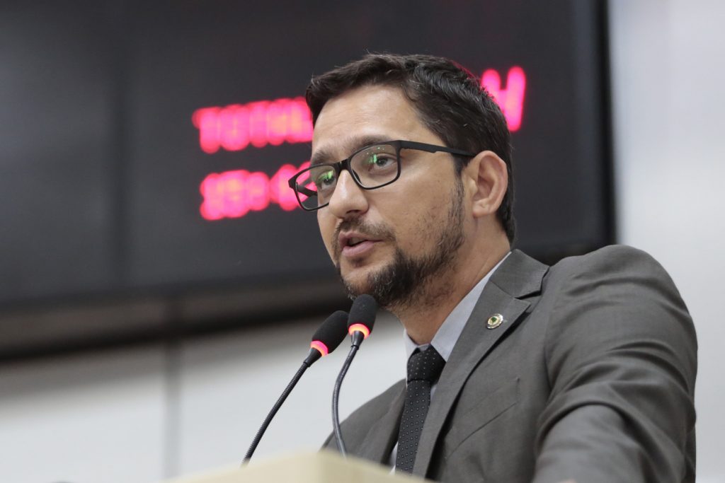 Anderson do Singeperon entregará Medalha de Honra ao governador Daniel Pereira e agentes penitenciários Anderson do Singeperon entregará Medalha de Honra ao governador Daniel Pereira e agentes penitenciários