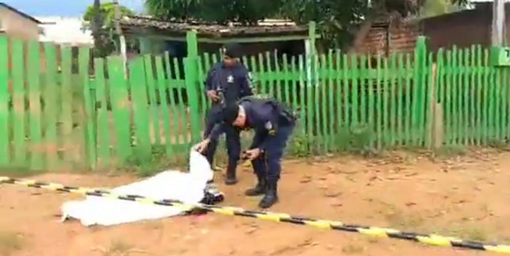 VIOLÊNCIA – Jovem é executado com vários tiros em frente a residência VIOLÊNCIA – Jovem é executado com vários tiros em frente a residência