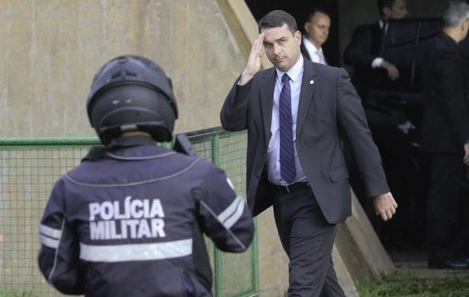 Filho de Jair Bolsonaro comprou R$ 4,2 milhões em imóveis em três anos Filho de Jair Bolsonaro comprou R$ 4,2 milhões em imóveis em três anos