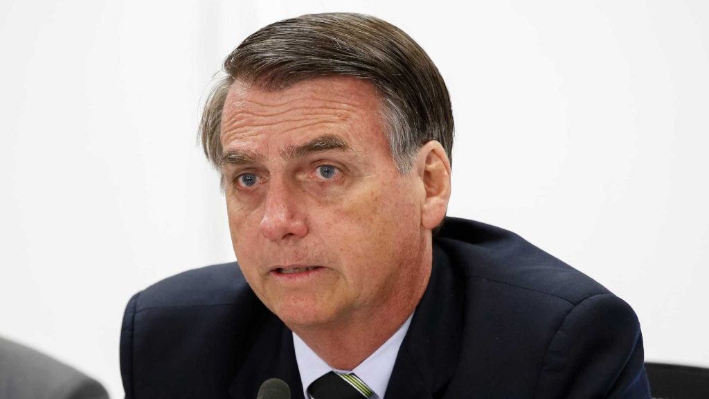 Bolsonaro assina decreto que facilita posse de arma Bolsonaro assina decreto que facilita posse de arma