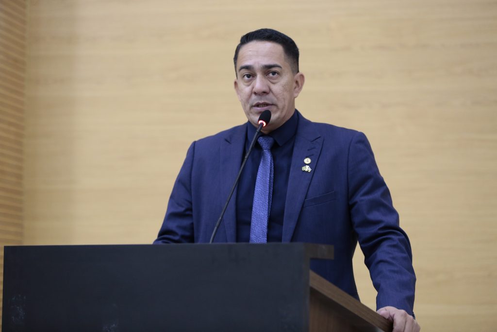 Eyder Brasil quer placas informando cidadão sobre a não obrigatoriedade do reconhecimento de firma Eyder Brasil quer placas informando cidadão sobre a não obrigatoriedade do reconhecimento de firma