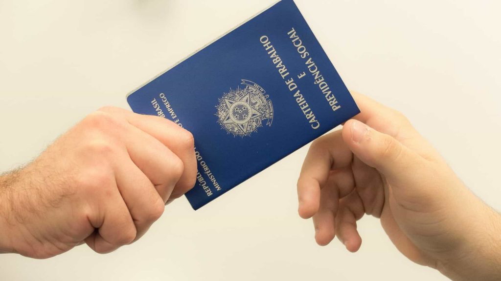 Depois de quatro anos em queda, carteira assinada volta a crescer Depois de quatro anos em queda, carteira assinada volta a crescer