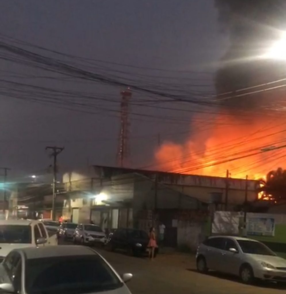 SINISTRO – Incêndio no Centro de Porto Velho destrói depósito de loja SINISTRO – Incêndio no Centro de Porto Velho destrói depósito de loja
