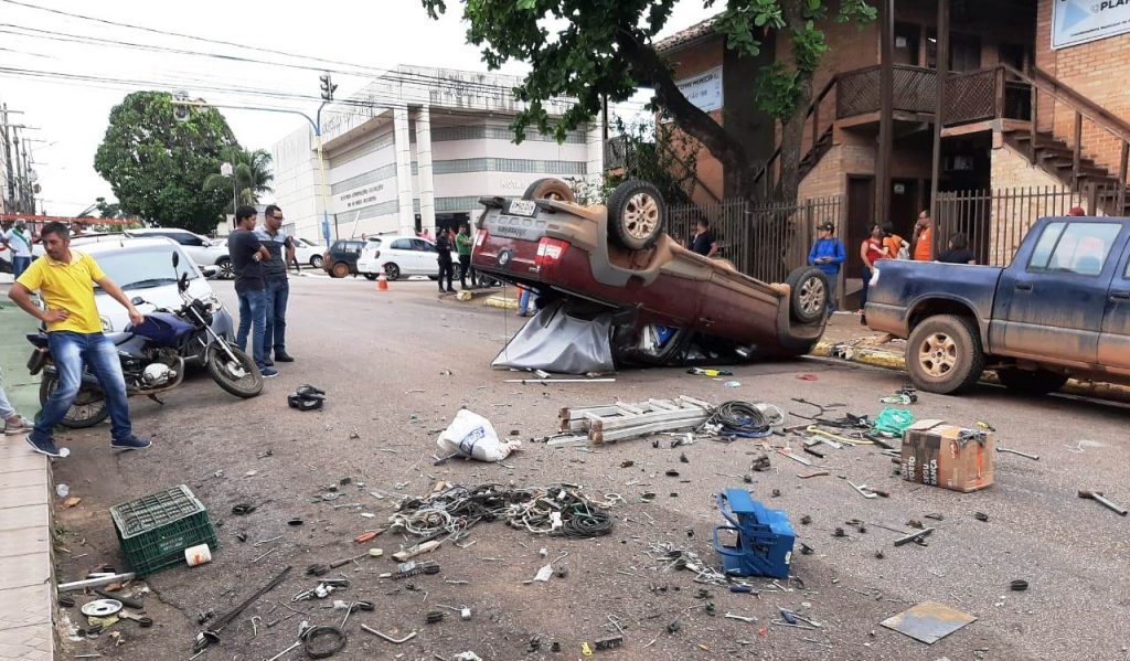 CAPOTAMENTO – Motorista avança cruzamento e provoca forte colisão no centro de Porto Velho CAPOTAMENTO – Motorista avança cruzamento e provoca forte colisão no centro de Porto Velho