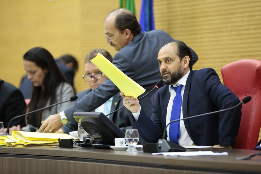 Aprovado projeto de Laerte Gomes que suspende eleições de diretores de escolas Aprovado projeto de Laerte Gomes que suspende eleições de diretores de escolas