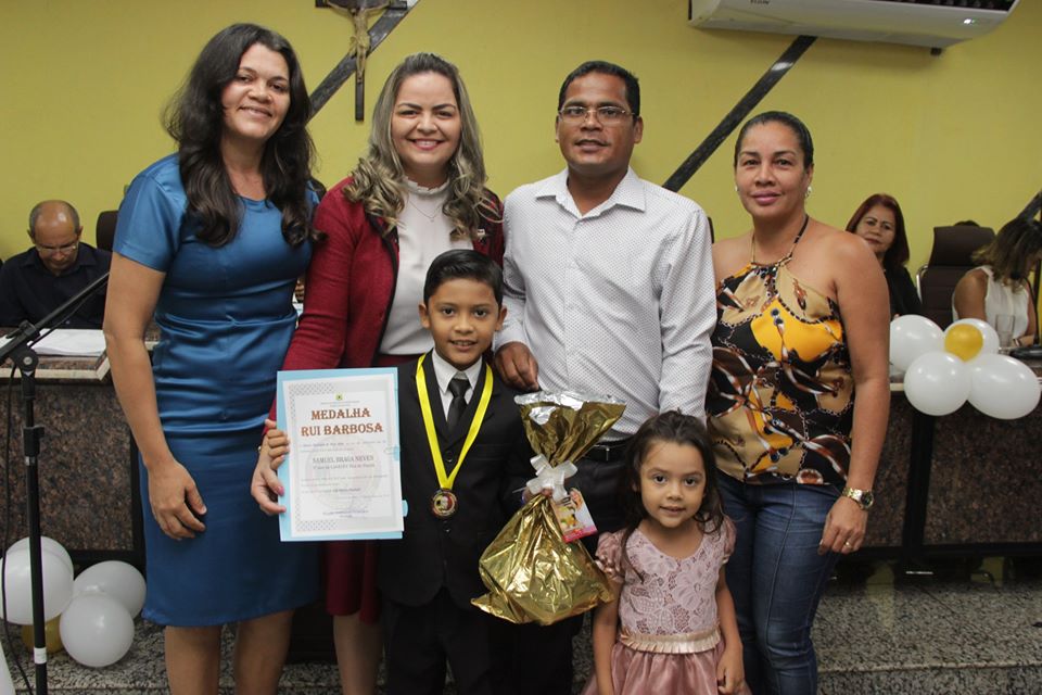 Vereadora Ada Dantas homenageia estudantes que foram destaque em 2019 Vereadora Ada Dantas homenageia estudantes que foram destaque em 2019
