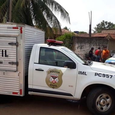 MISTÉRIO – Cadáver é encontrado em residência no bairro Pedrinhas MISTÉRIO – Cadáver é encontrado em residência no bairro Pedrinhas