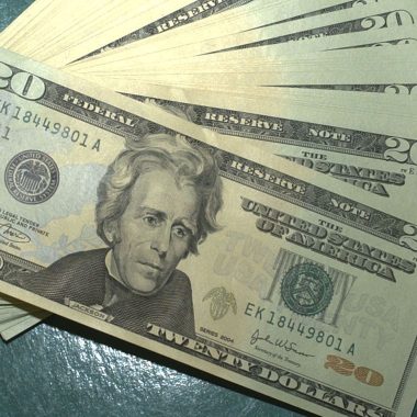 Dólar passa de R$ 5,50 e atinge maior valor desde novembro Dólar passa de R$ 5,50 e atinge maior valor desde novembro