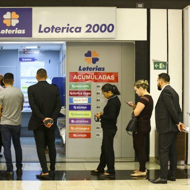 Mega-Sena deve pagar hoje R$ 47 milhões a quem acertar as seis dezenas Mega-Sena deve pagar hoje R$ 47 milhões a quem acertar as seis dezenas