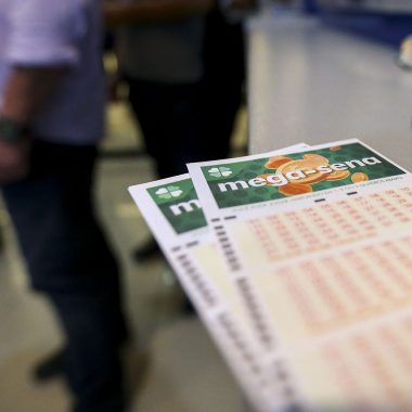 Mega-Sena deve pagar R$ 32 milhões nesta terça-feira Mega-Sena deve pagar R$ 32 milhões nesta terça-feira