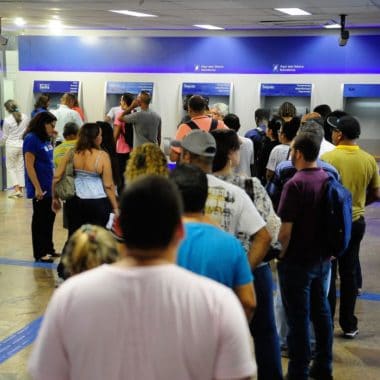 Caixa inicia 5ªfeira pagamento do abono do PIS Caixa inicia 5ªfeira pagamento do abono do PIS