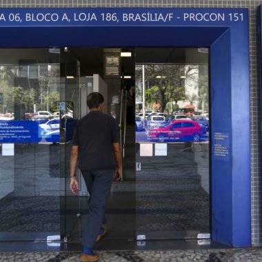 Caixa paga auxílio emergencial a 5 milhões de beneficiários Caixa paga auxílio emergencial a 5 milhões de beneficiários